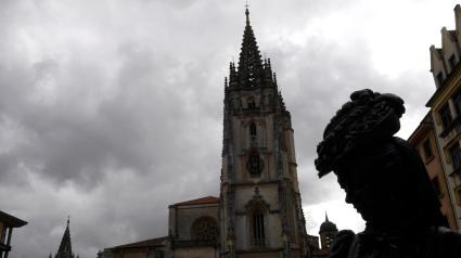 La estatua de la Regenta con la Catedral de Oviedo al fondo