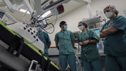 Médicos asturianos, en el hospital de Cabueñes, ante un equipo de cirugía robótica