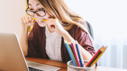 Mujer estresada en el trabajo