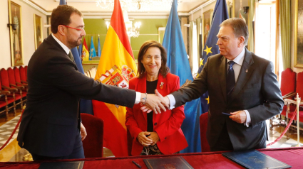 El presidente del Principado, la ministra de Defensa y el alcalde de Oviedo firman el convenio de La Vega