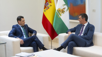 El presidente del Gobierno, Pedro Sánchez, y el presidente de la Junta de Andalucía, Juan Manuel Moreno Bonilla, durante una reunión en La Moncloa