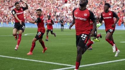 Los jugadores del Leverkusen celebran el gol de la victoria anotado por Boniface.