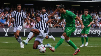 Arana chuta a puerta ante el Castellón