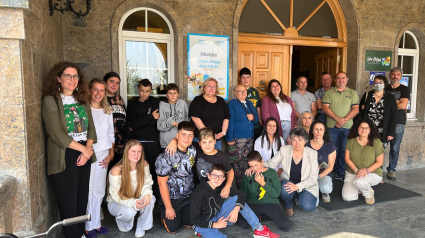 Participantes en la colocación de la placa en el exterior del Ayuntamiento