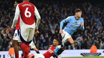 John Stones celebra su gol en el 98 que salvó un punto para el Etihad