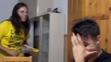 La pareja de novios en un momento del vídeo