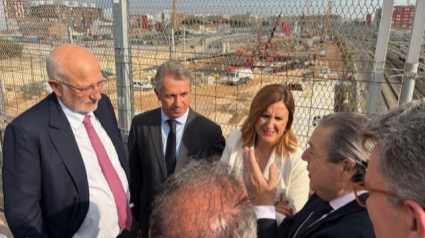 Juan Roig, Vicente Boluda y la alcaldesa, Mª José Catalá, conversan junto a las obras del túnel pasante de Valencia