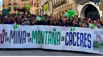 Manifestación en contra de la mina organizada por la Plataforma Salvemos la Montaña