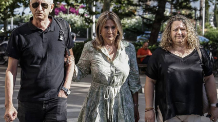 Imagen de la madre Marta Calvo con sus abogados