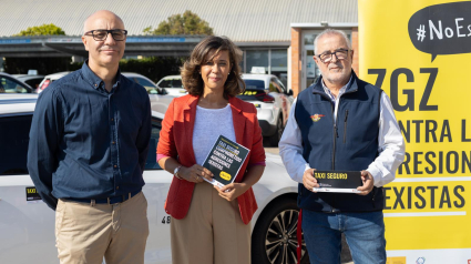 La consejera de Políticas Sociales, Marián Orós, junto a los responsables del sector del taxi en Zaragoza