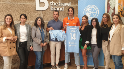 Laia Moya posa con representantes del patrocinador B Travel Brand