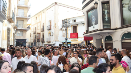 Panorámica de la calle Corredera durante la feria de día