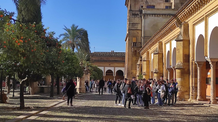 Un grupo de turistas en el Patio de los Naranjos de la Mezquita-Catedral de Córdoba