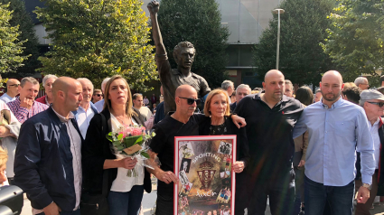 La familia de Enrique Castro 'Quini', en la inauguración de la estatua.