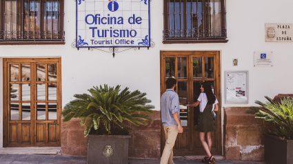 Dos turistas acceden a la oficina de turismo de Lorca