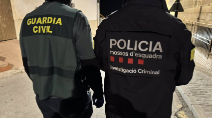 Agentes de la Guardia Civil y de los Mossos d'Esquadra