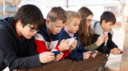 Adolescentes con el teléfono móvil