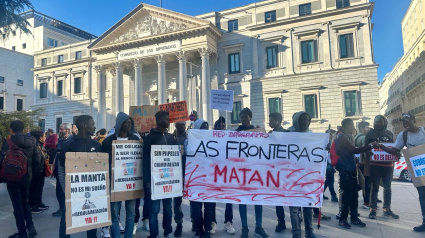 Concentración frente al Congreso en defensa de la ILP para regularizar extranjeros