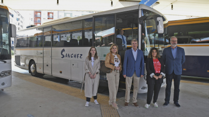 El delegado de la Xunta en Ourense, Manuel Pardo, ante el bus que realiza el trayecto Ourense-O Barco