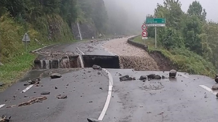 Carretera francesa hundida tras las lluvias