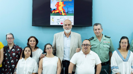 El vicepresidente segundo Francisco Javier Vidal Pérez preside la foto de familia tras su intervención en el acto, a 24 de septiembre de 2024, en Cádiz