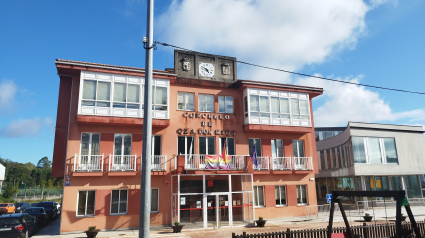 Casa consistorial de Oza dos Ríos y centro de salud de Cesuras