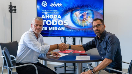 Juan Ochogavía firma con el presidente de la FFIB Jordi Horrach