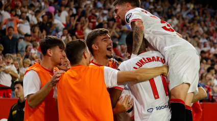 El Sevilla celebra el gol de Ejuke frente al Real Valladolid en Primera División