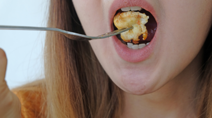 Mujer comiendo