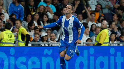 Kike García celebra el segundo gol del Deportivo Alavés en el Santiago Bernabéu