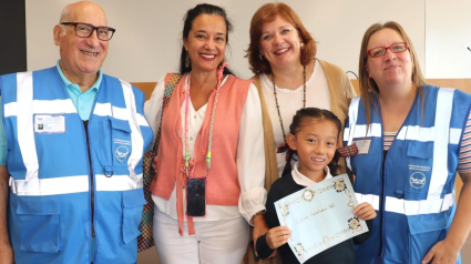 Elena Yushan Ni en el momento de recibir su diploma