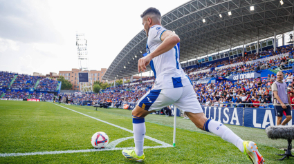 Óscar Rodríguez saca un córner durante el derbi del domingo en Getafe.