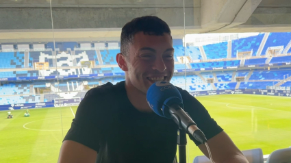 Yanis, con La Rosaleda al fondo, durante la entrevista.