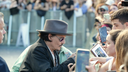 Johnny Depp atiende a sus fans