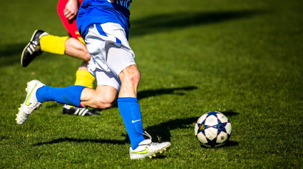 Jugando al fútbol