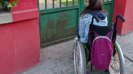 Martina, a las puertas del colegio San Braulio de Zaragoza