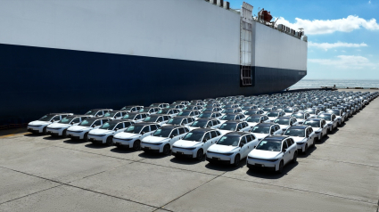 Coches de Leapmotor en un puerto chino camino de Europa