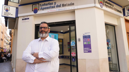 Agustín Giménez, en la puerta de la administración de lotería 'La Tribuna' de Málaga