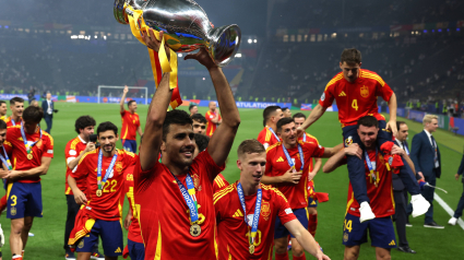 Rodri levanta la Eurocopa durante la celebración de España.