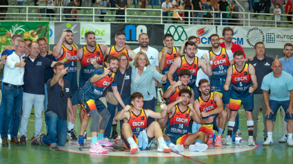 Los jugadores del Costa Motril celebrando el ascenso