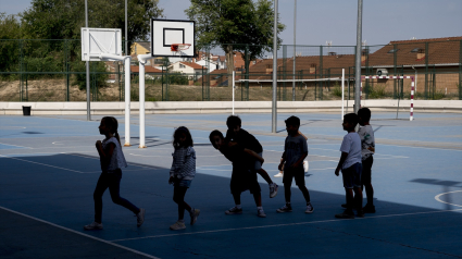 Varios niños en el patio de un colegio