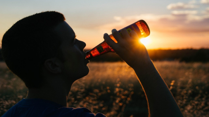 Joven bebiendo una cerveza