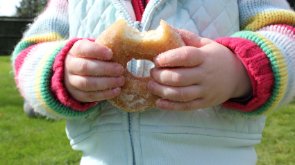 Niño comiendo donut