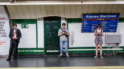 Personas usando su teléfono móvil