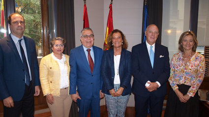 Imagen de los participantes en el encuentro entre el presidente de la Cámara de Comercio de Navarra con el Embajador de Cuba en España