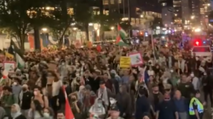 Manifestantes en Nueva York camino del hotel de Benjamin Netanyahu