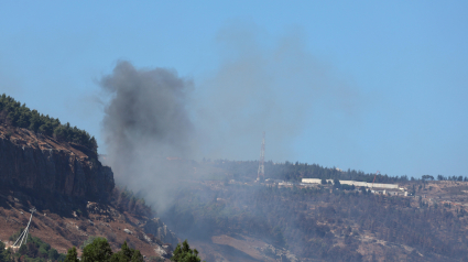 Humo que se eleva como resultado de proyectiles disparados desde el sur del Líbano hacia la Alta Galilea, en el norte de Israel