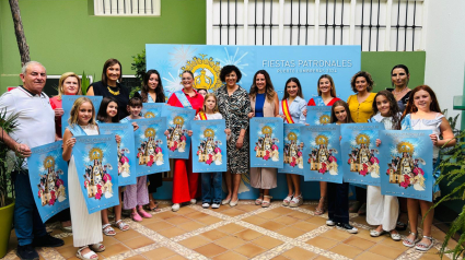 Presentación del cartel anunciador de las fiestas de Puerto Lumbreras, con la alcaldesa en el centro