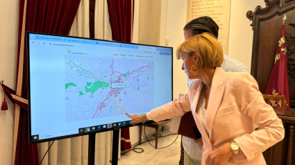 La concejala de Régimen Interior, Belén Pérez, muestra el mapa interactivo de desfibriladores