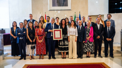 Foto de familia tras el acto de entrega del Escudo de Oro de la ciudad de Almería al Club de Mar.